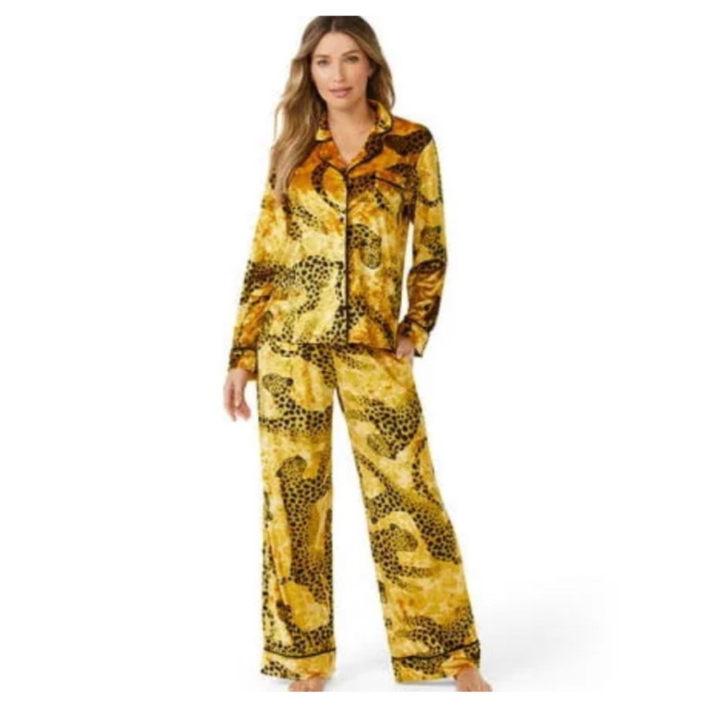 Sofia Vergara crushed velvet pajama set